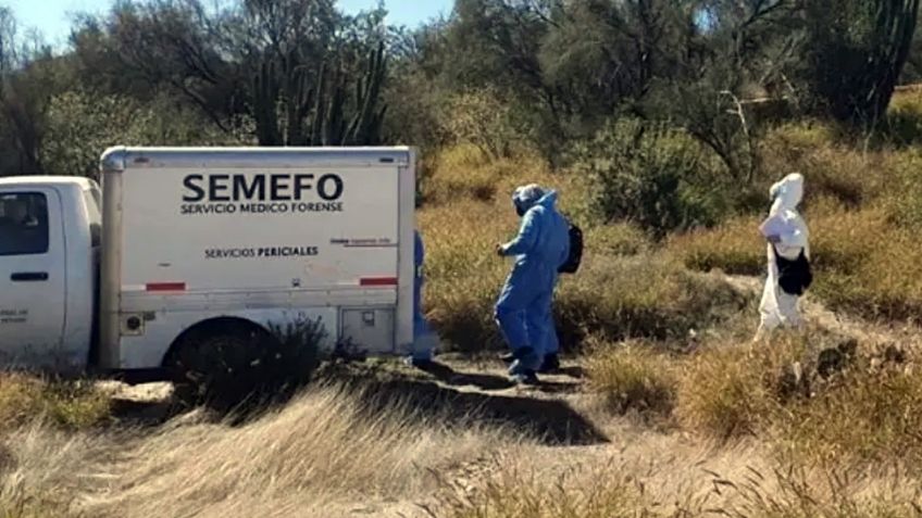 Hallan a hombre muerto a un costado de carretera de Sonora; buscan a sus familiares
