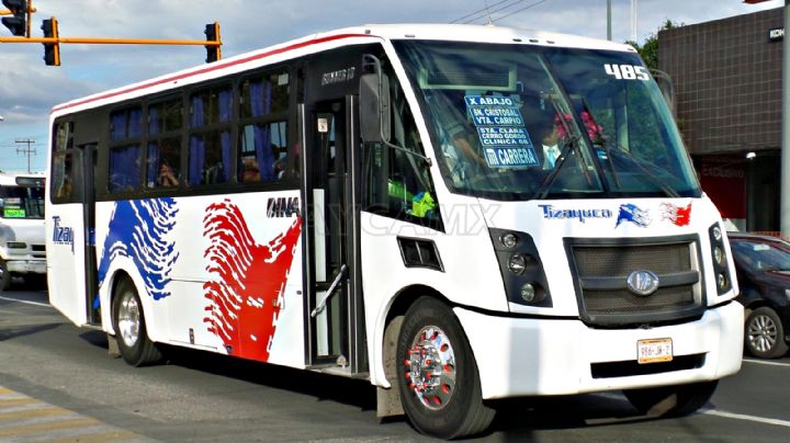 Un hombre de la tercera edad abusa sexualmente de una joven en un camión de pasajeros