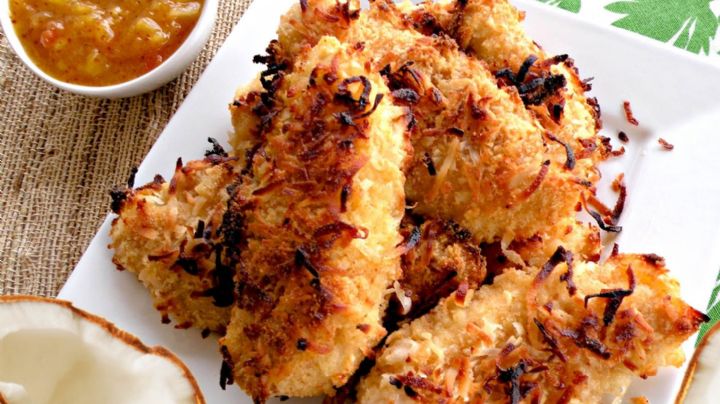 ¡Sabor tropical! Este pollo empanizado con coco enamora a tus sentidos