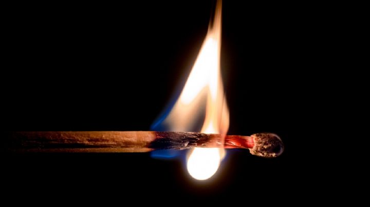 Un hombre le prende fuego a su esposa; le dice a sus suegros que el Covid-19 la mató