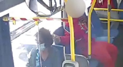 IMÁGENES: Este es el momento en el que adolescente le prende fuego a mujer en autobús
