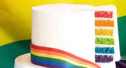 ¡Píntalo de colores! Festeja el Mes del Orgullo con este delicioso pastel de la Bandera LGBT