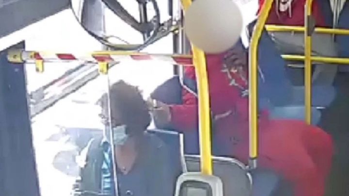 IMÁGENES: Este es el momento en el que adolescente le prende fuego a mujer en autobús