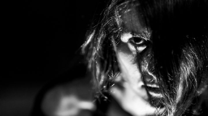 ¡Aterrador! Una mujer estrangula y descuartiza a su esposo; su hija de 6 años lo vio todo