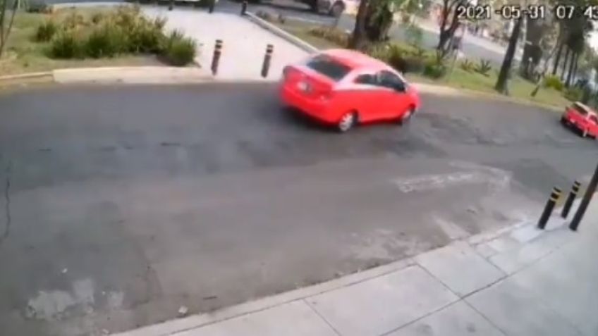 VIDEO: Enloquecido conductor atropella a un hombre y provoca un choque en la CDMX
