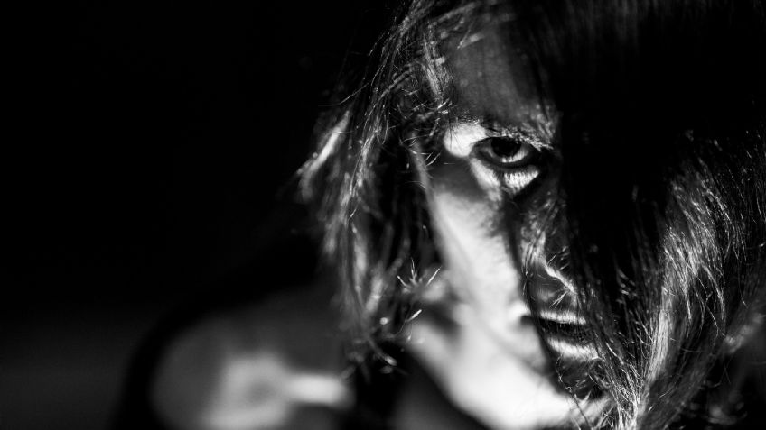 ¡Aterrador! Una mujer estrangula y descuartiza a su esposo; su hija de 6 años lo vio todo