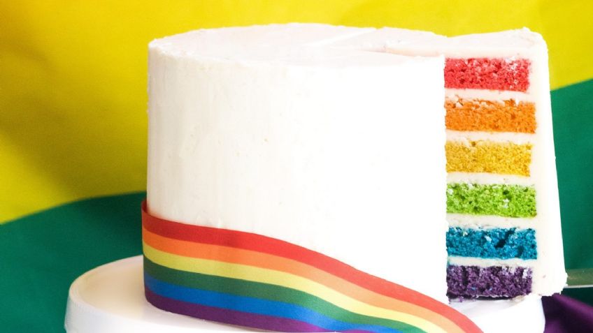 ¡Píntalo de colores! Festeja el Mes del Orgullo con este delicioso pastel de la Bandera LGBT