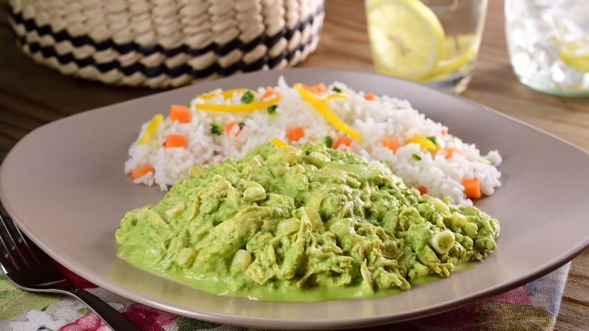 ¿Ya sabes qué harás de comer? Este pollo cremoso con chile poblano es la opción perfecta