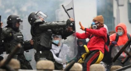 Separan de sus cargos a 3 policías por violentar a 2 periodistas en Bogotá