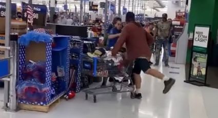 VIDEO: Empleado de Walmart noquea a un agresivo cliente que lo golpeó y escupió