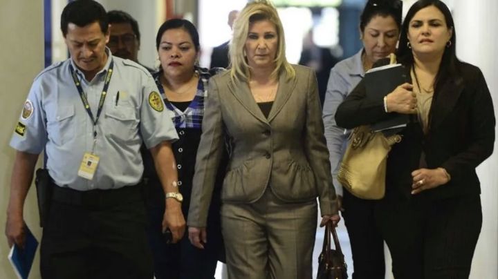 Condenan a 10 años de cárcel a esposa de expresidente de El Salvador por lavado de dinero