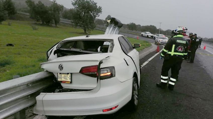 Médico colisiona contra valla metálica; se le clavó en el cuerpo y quedó partido en dos