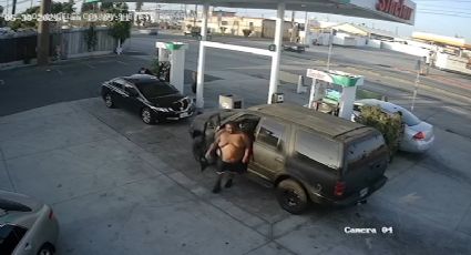 VIDEO: Hombre sin camisa ataca sin piedad a una joven madre en una gasolinera