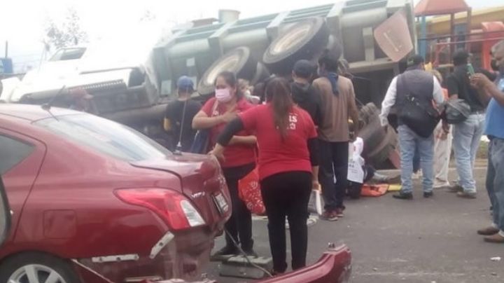 FUERTES IMÁGENES: Dompe arrolla a motociclista tras volcarse en Puebla