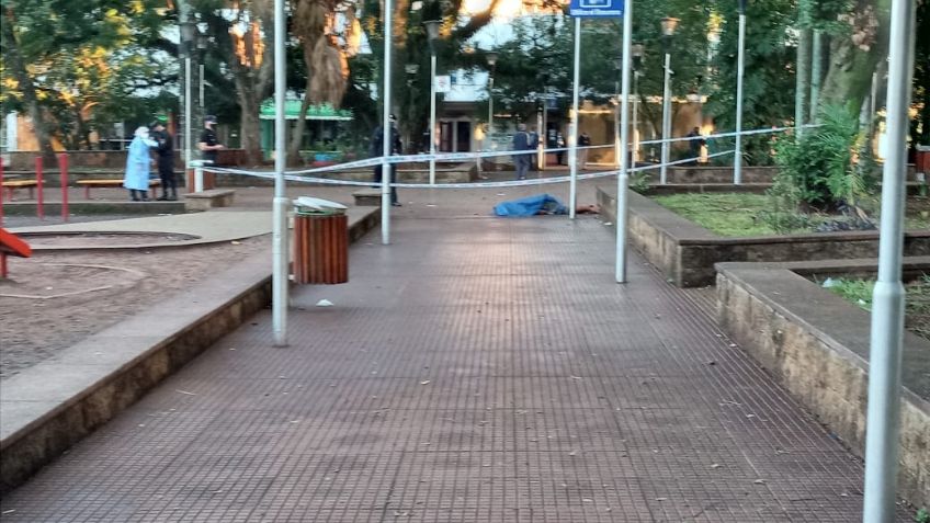 Graban a indigente agonizando en la calle y lo graban; surge indignación en redes sociales