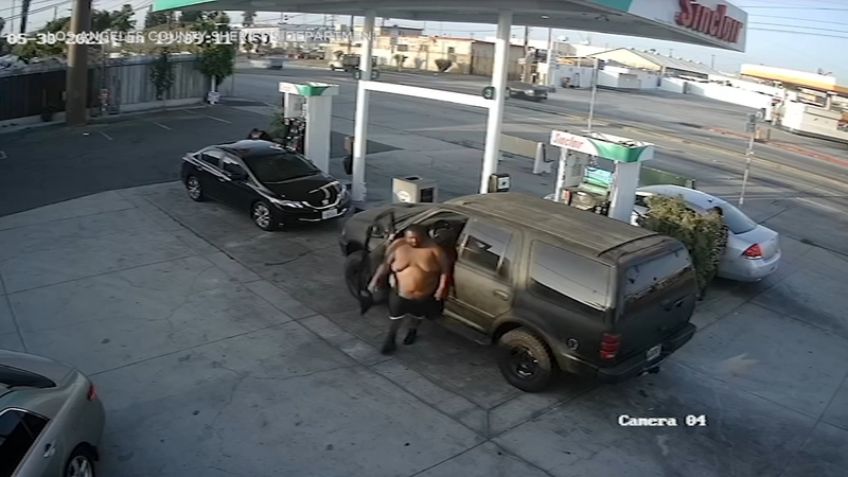 VIDEO: Hombre sin camisa ataca sin piedad a una joven madre en una gasolinera