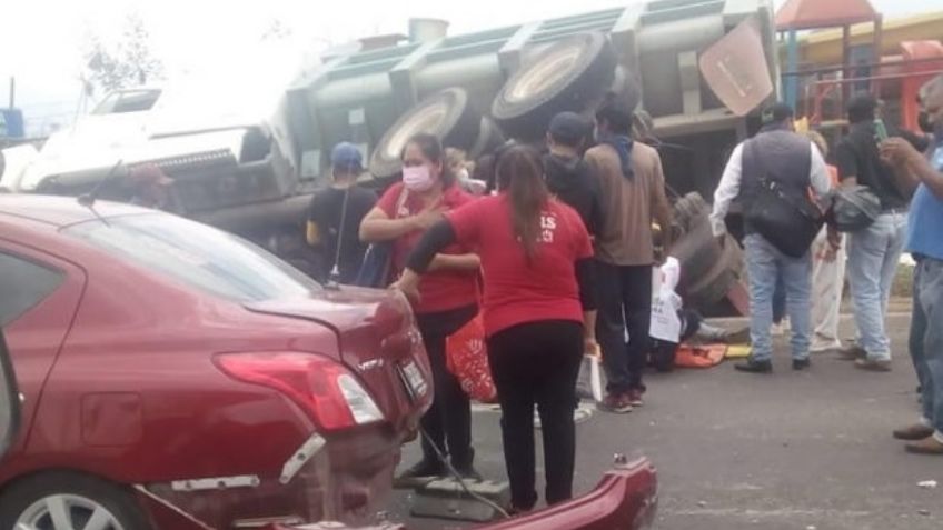 FUERTES IMÁGENES: Dompe arrolla a motociclista tras volcarse en Puebla