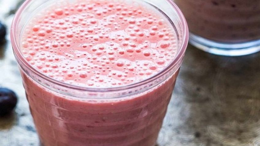 ¿No sabes qué desayunar? Este rico smothie de ciruela con plátano es la opción ideal