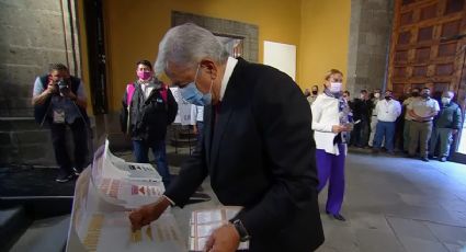 Acompañado de su esposa Beatriz, AMLO acude a Palacio Nacional a emitir su voto