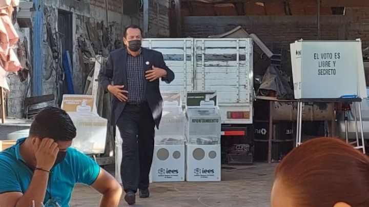 Pánico en elecciones 2021: Candidato del PES, en Sinaloa, acude a votar ¡con chaleco antibalas!