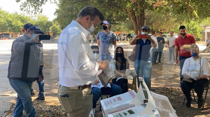 Rodrigo Bours, candidato a la alcaldía de Cajeme, acude a votar junto con su familia