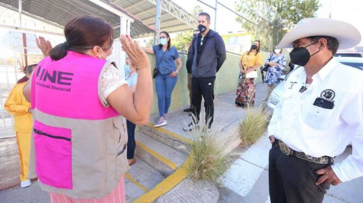 Ciudadanos furiosos denuncian proceso electoral lento; se registran filas largas para votar