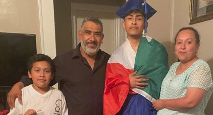 Ever Martínez recibe su diploma después de que se lo negaran por vestir la bandera mexicana