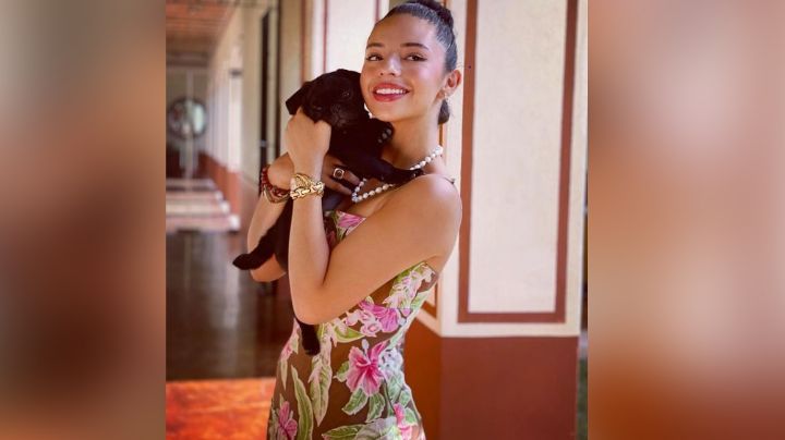 Ángela Aguilar se roba todas las miradas en Instagram con divino vestido dorado