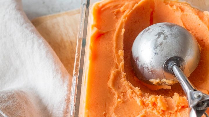 Refréscate de una forma saludable en esta temporada de calor con este helado de papaya