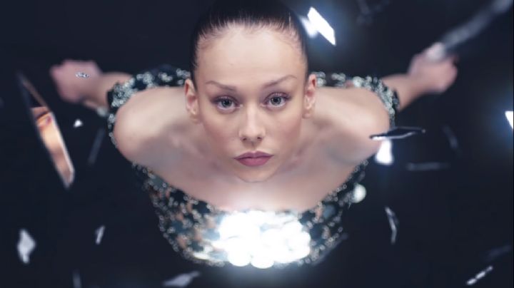 Frágil y vulnerable, así protagoniza Ester Expósito el video musical 'Muñequita Linda'