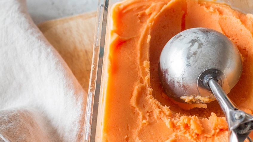 Refréscate de una forma saludable en esta temporada de calor con este helado de papaya