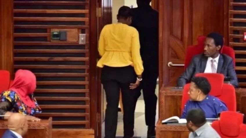 Expulsan a una diputada por usar pantalones muy ajustados: "Vaya a vestirse bien"
