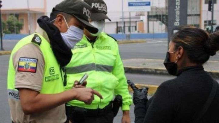Pobladores de una comunidad indígena secuestran a 6 agentes de tránsito en Ecuador