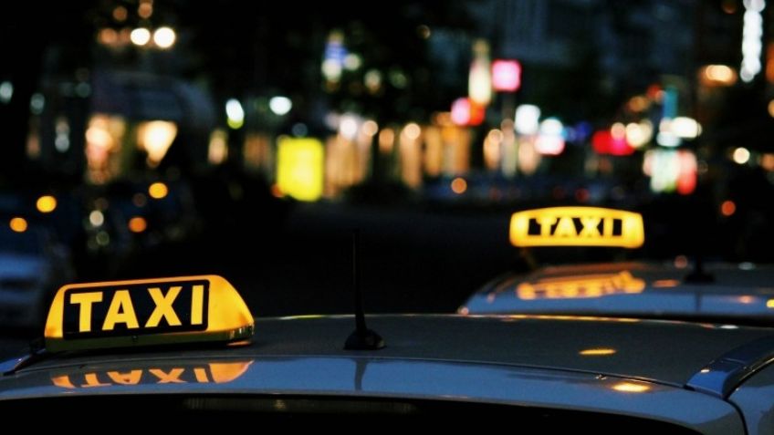 Madre ebria le da un cabezazo a su hija de 7 años en un taxi tras una noche de tragos