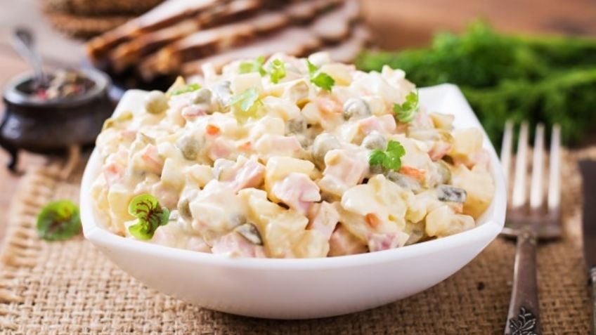 ¿No sabes que comer hoy? Esta ensalada rusa con atún te sacará del apuro