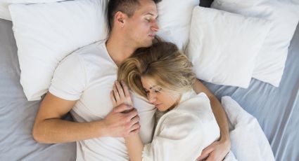 Es tiempo de acurrucarse: Dormir en pareja mejoraría la salud cerebral