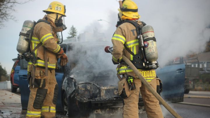 ¡De no creerse! Automóvil arde en llamas en Ciudad Obregón; el conductor estaba dentro