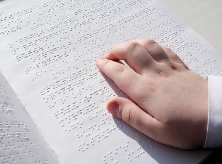 Maestro abusa de dos niñas ciegas