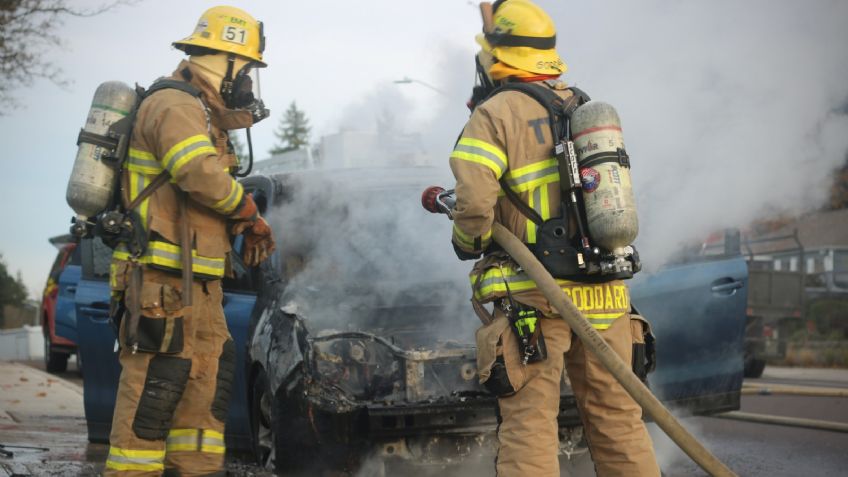 ¡De no creerse! Automóvil arde en llamas en Ciudad Obregón; el conductor estaba dentro