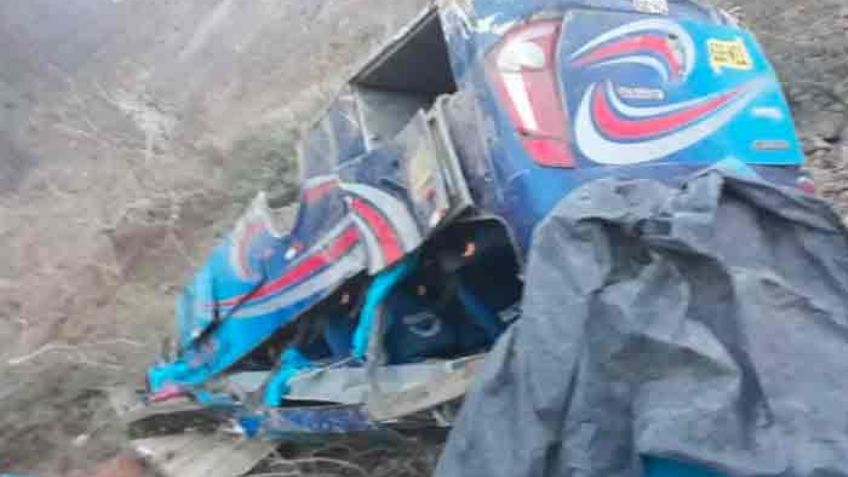 17 muertos y alrededor de 7 heridos fue el saldo del accidente de un autobús en Perú