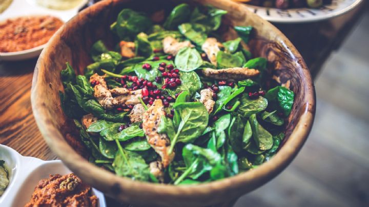 'Fitness' y delicioso: Descubre cómo preparar esta ensalada de pollo picante paso a paso