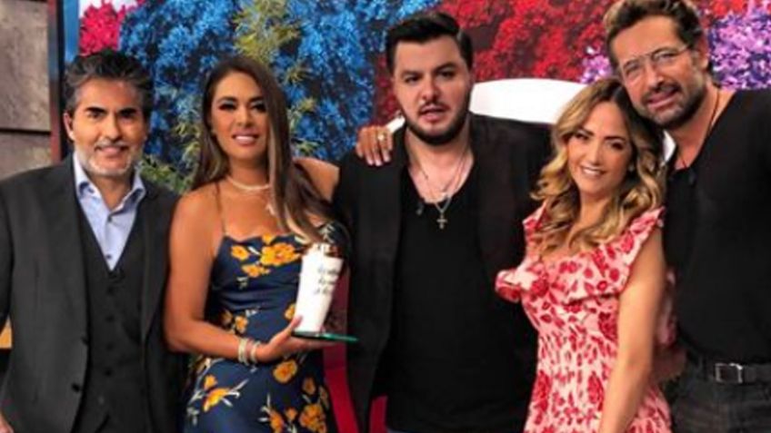 VIDEO: ¡Sorpresa en Televisa! Querido conductor de 'Hoy' confirma en vivo que su familia crece