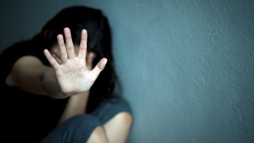 Una menor es violada por 3 personas en un autobús; su hermanastra participó en el ataque