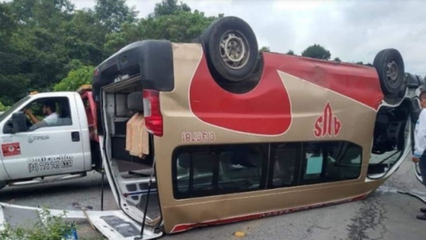 Volcadura de transporte público deja 7 heridos; el chofer conducía usando el celular