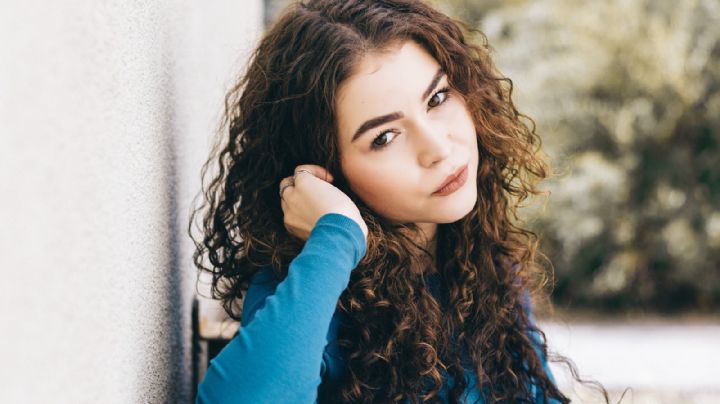 ¿Tienes el cabello rizado? Conoce el peinado ideal para este tipo de melena en verano 2021