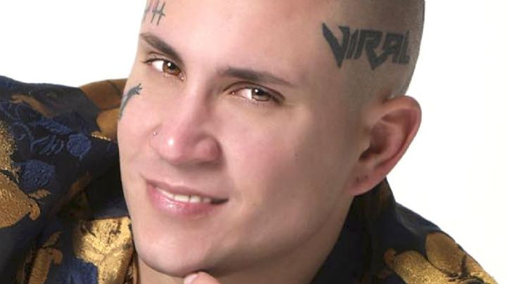 ¡Armado y ahogado en llanto! Famoso cantante envía amenazante mensaje al gobierno de Cuba