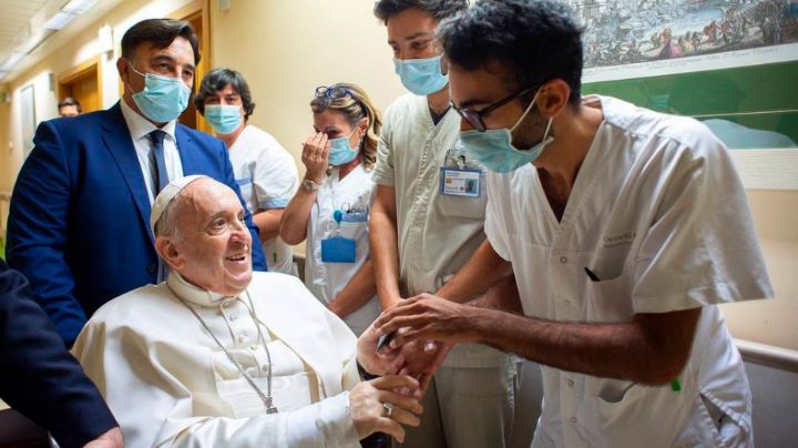 ¿Cuándo regresará al Vaticano? Informan que el papa Francisco permanece en el hospital