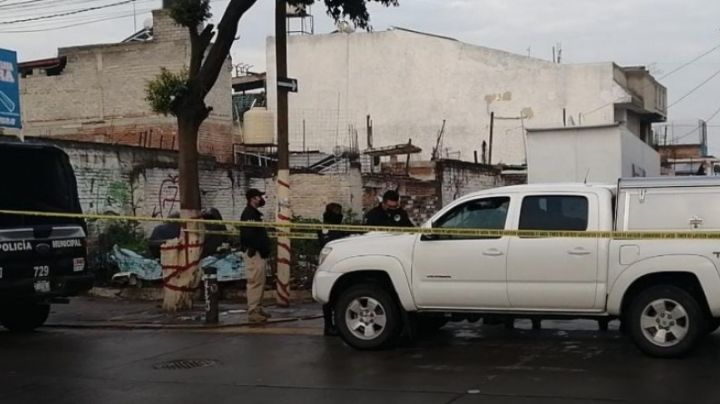 Oficiales atienden un reporte sobre una persona sin vida dentro de una maleta