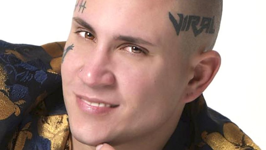 ¡Armado y ahogado en llanto! Famoso cantante envía amenazante mensaje al gobierno de Cuba