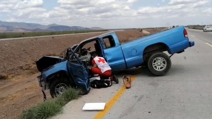Fuerte accidente en carretera de Sonora deja a conductor prensado y con severas heridas